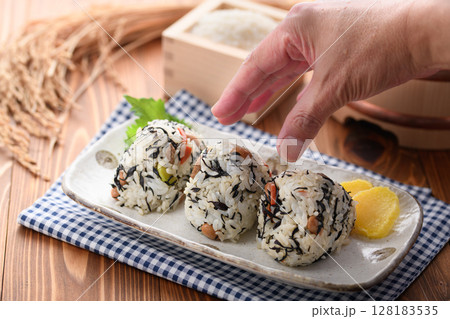 ひじきおにぎり 栄養たっぷりヘルシーな和のおむすび ひじきおにぎり 栄養たっぷりヘルシーな和のおむすび 128183535