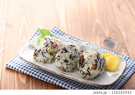 ひじきおにぎり 栄養たっぷりヘルシーな和のおむすび 128183542