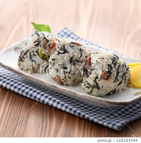 ひじきおにぎり 栄養たっぷりヘルシーな和のおむすび 128183544
