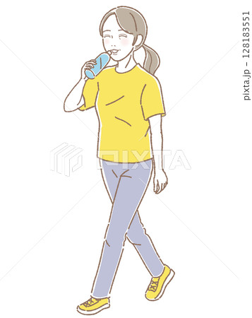 歩きながら水を飲む中高年女性 128183551