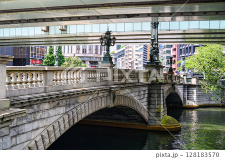 日本橋（にほんばし）　江戸時代からの商業、文化の中心地 128183570