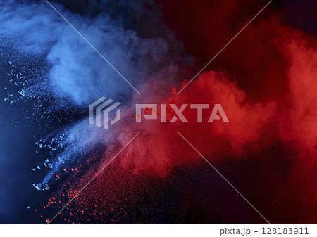 赤と青の粉が煙の様に舞う　濃い赤青　黒背景 128183911