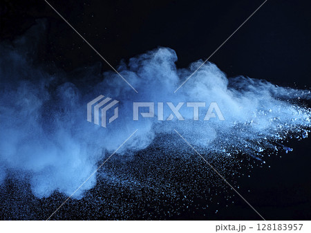青い粉が煙の様に舞う　濃い青黒背景 128183957