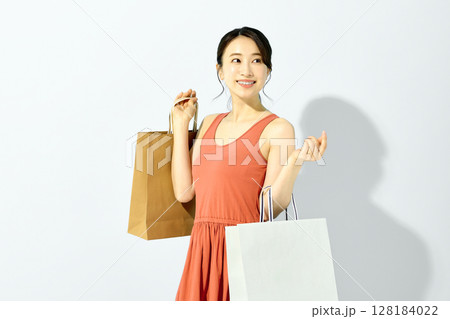 紙袋を持つ若い女性のショッピングイメージ 紙袋を持つ若い女性のショッピングイメージ 128184022