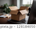 パソコンの上に置かれた小さい段ボール 128184050