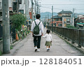 親子が手を繋いで歩く後ろ姿 128184051
