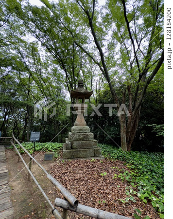 四国村ミウゼアムの灯籠のある風景 128184200