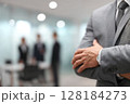 オフィスで腕組みをして考え事をする男性 128184273