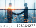 握手するビジネスマン 128184277