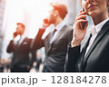 電話をするビジネスマン 128184278