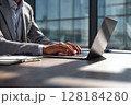 ノートパソコンで作業をする男性の手元 128184280