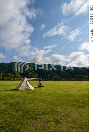 晴れた日に広いキャンプ場でソロキャン 128184309