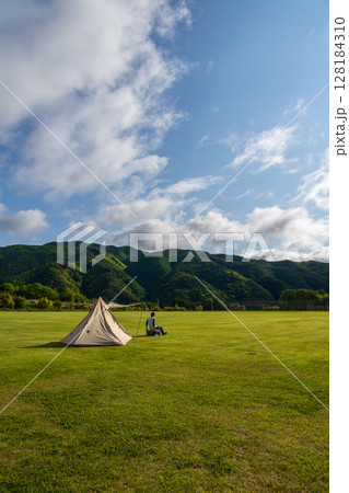 晴れた日に広いキャンプ場でソロキャン 晴れた日に広いキャンプ場でソロキャン 128184310