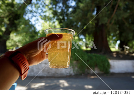 リンゴ農園のアップルサイダー リンゴ農園のアップルサイダー 128184385