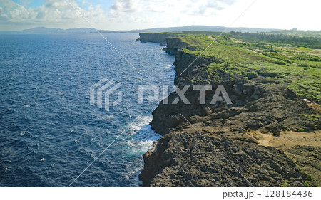 残波岬灯台から東側の海岸段丘をのぞむ 128184436