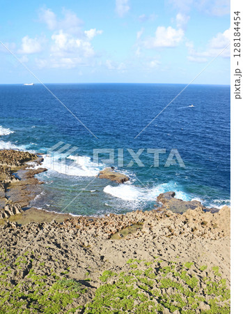 残波岬灯台から見た東シナ海 128184454