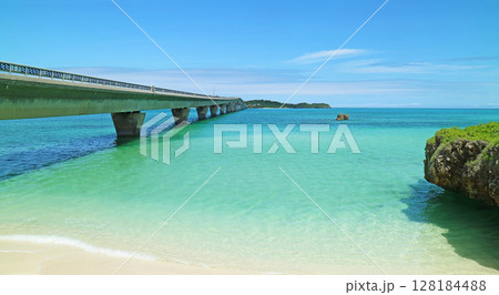 青い海に伸びる池間大橋と池間島 青い海に伸びる池間大橋と池間島 128184488