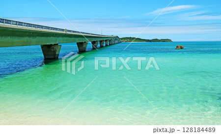 青い海に伸びる池間大橋と池間島 128184489
