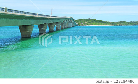青い海に伸びる池間大橋と池間島 青い海に伸びる池間大橋と池間島 128184490
