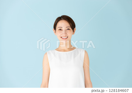 女性 カジュアル ポートレート 女性 カジュアル ポートレート 128184607