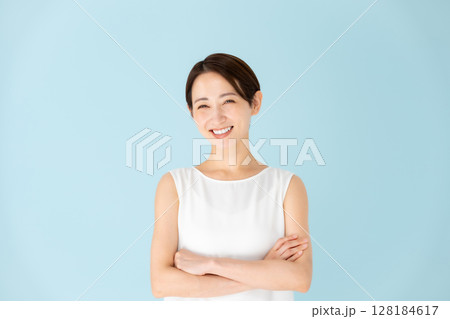 女性　カジュアル　ポートレート　腕組み 128184617