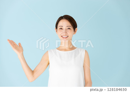 女性　カジュアル　手かざし　 128184630