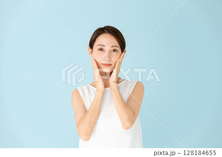 女性　カジュアル　ビューティー 128184655