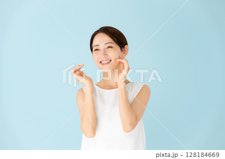 女性　カジュアル　ビューティー 128184669