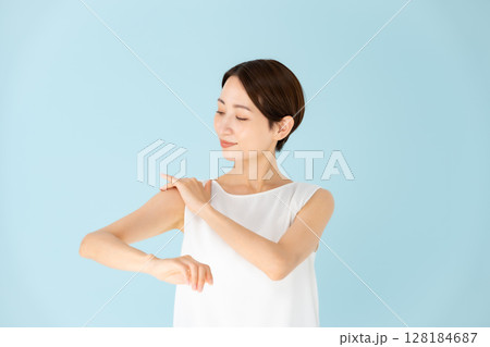 女性 カジュアル ビューティー デコルテ 女性 カジュアル ビューティー デコルテ 128184687