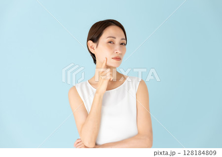 女性 カジュアル スキンケア 悩む 女性 カジュアル スキンケア 悩む 128184809