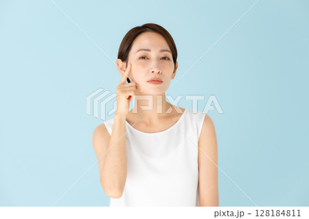 女性　カジュアル　スキンケア　悩む 128184811