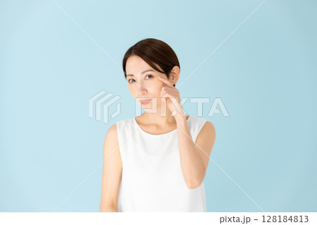 女性　カジュアル　スキンケア　悩む 128184813