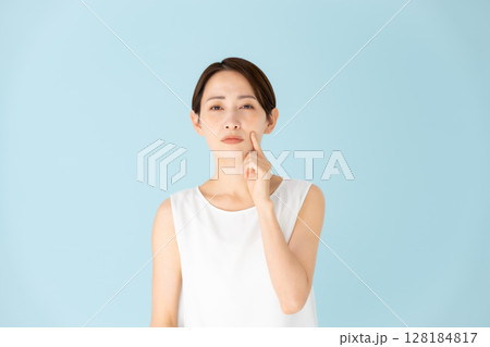 女性　カジュアル　スキンケア　悩む 128184817