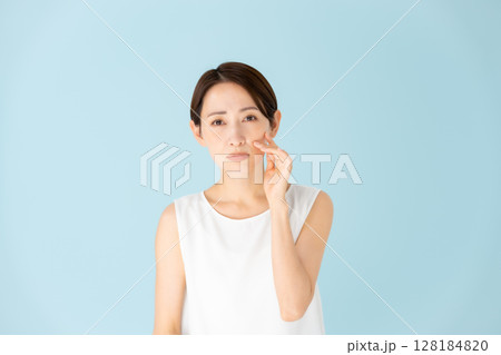女性　カジュアル　スキンケア　悩む 128184820