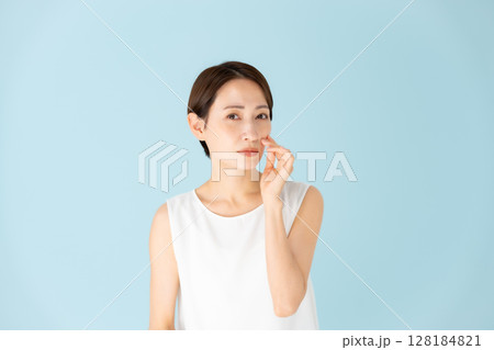 女性 カジュアル スキンケア 悩む 女性 カジュアル スキンケア 悩む 128184821