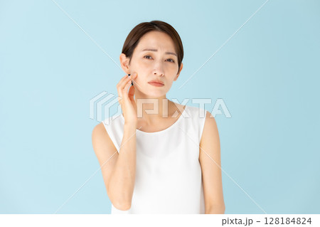 女性 カジュアル スキンケア 悩む 女性 カジュアル スキンケア 悩む 128184824