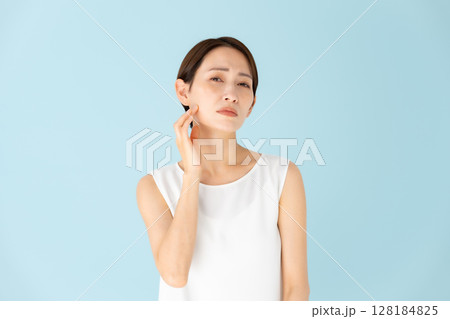 女性 カジュアル スキンケア 悩む 女性 カジュアル スキンケア 悩む 128184825