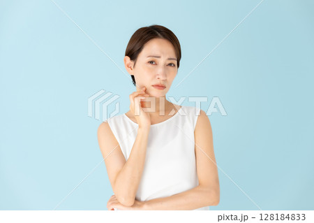 女性　カジュアル　スキンケア　悩む 128184833