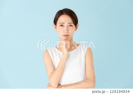 女性　カジュアル　スキンケア　悩む 128184834