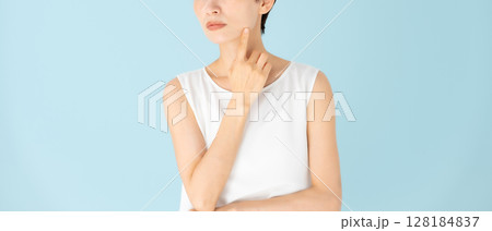 女性　カジュアル　スキンケア　悩む 128184837