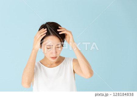 女性　カジュアル　ヘアケア　悩む 128184838