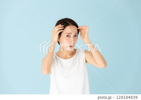 女性 カジュアル ヘアケア 悩む 女性 カジュアル ヘアケア 悩む 128184839