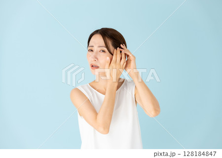 女性　カジュアル　ヘアケア　悩む 128184847