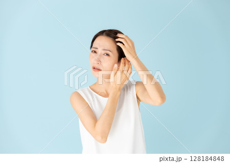 女性　カジュアル　ヘアケア　悩む 128184848