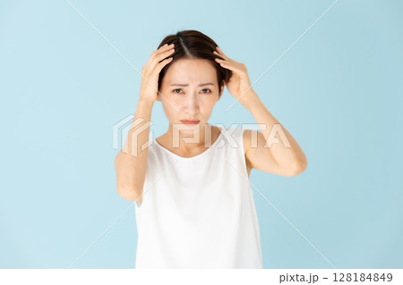 女性　カジュアル　ヘアケア　悩む 128184849