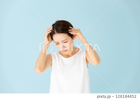 女性 カジュアル ヘアケア 悩む 女性 カジュアル ヘアケア 悩む 128184852