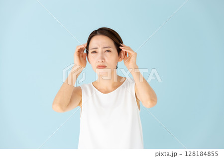 女性　カジュアル　ヘアケア　悩む 128184855
