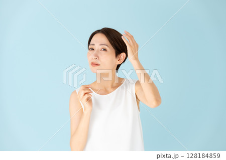 女性　カジュアル　ヘアケア　悩む 128184859