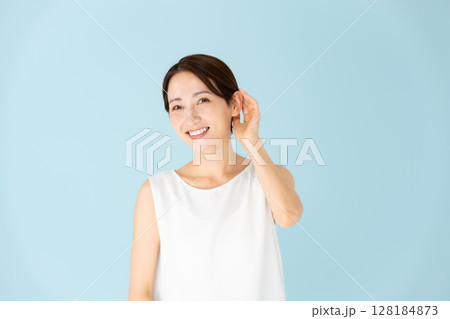 女性　カジュアル　ヘアケア 128184873