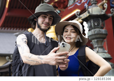 日本観光を楽しむインバウンド 日本観光を楽しむインバウンド 128185166